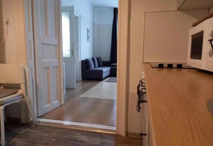 ペンション Idill Apartmanház B&b