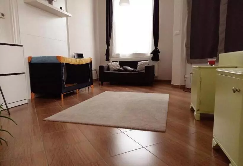 ペンション Idill Apartmanház B&b