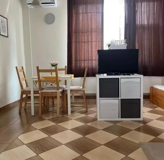 ペンション Idill Apartmanház B&b