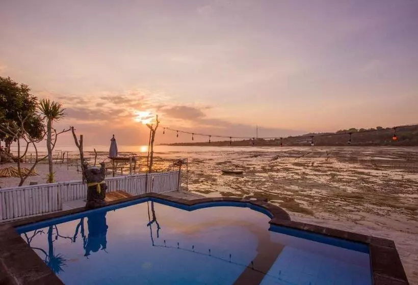 هتل The Waterfront Beach House