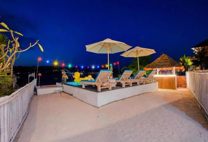 هتل The Waterfront Beach House