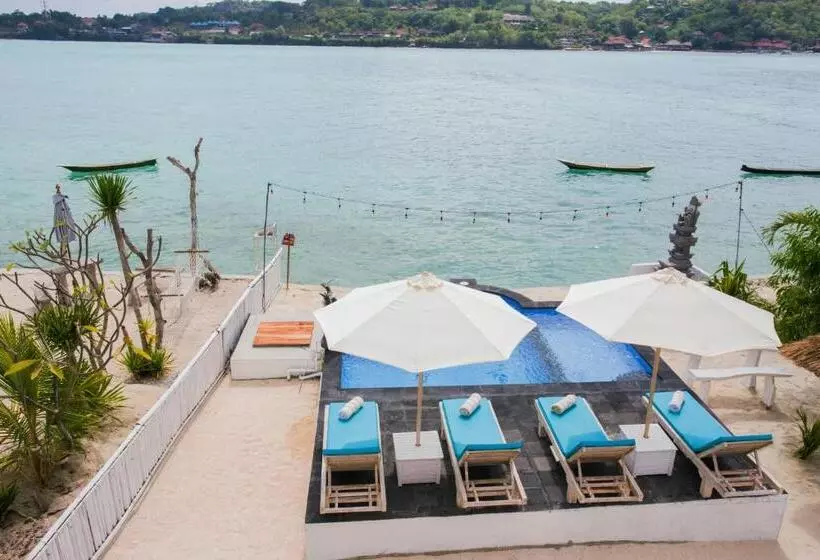 هتل The Waterfront Beach House