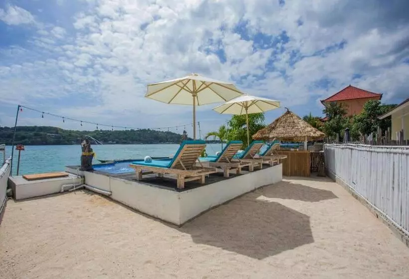 هتل The Waterfront Beach House