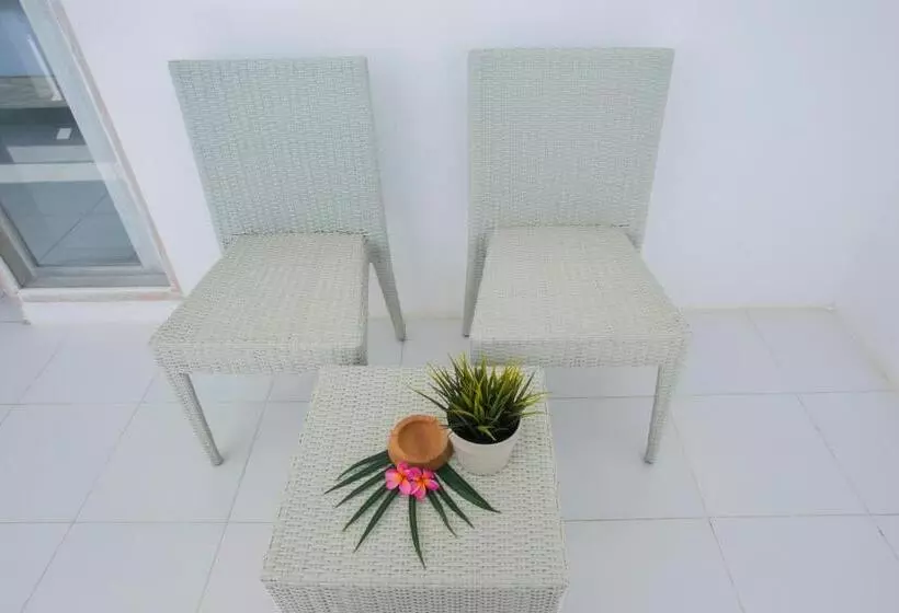 هتل The Waterfront Beach House
