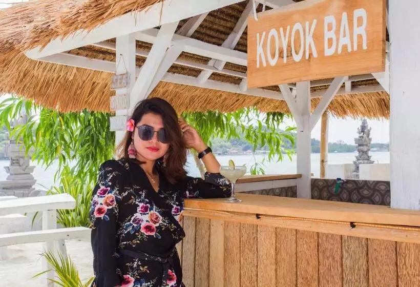 هتل The Waterfront Beach House