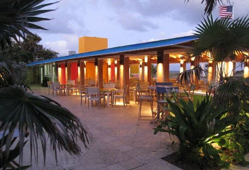 Colony Hotel & Cabaña Club