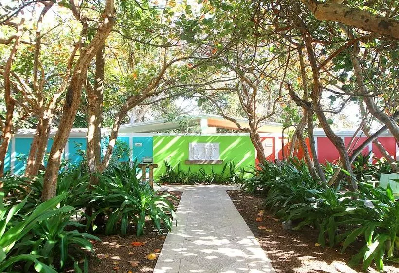 Colony Hotel & Cabaña Club