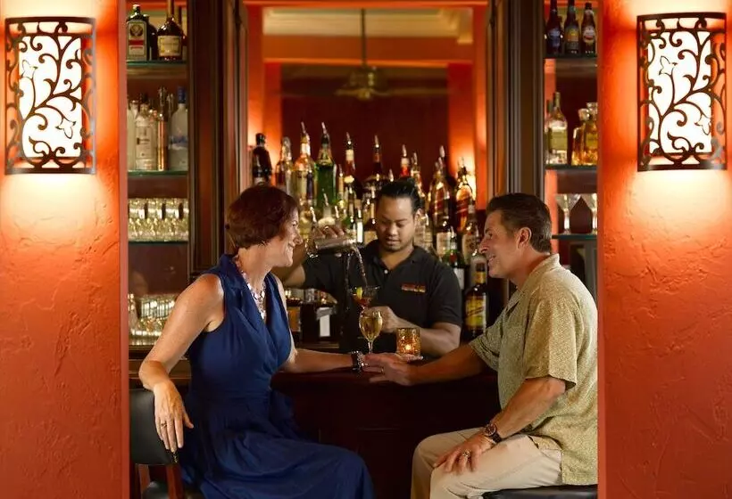 Colony Hotel & Cabaña Club