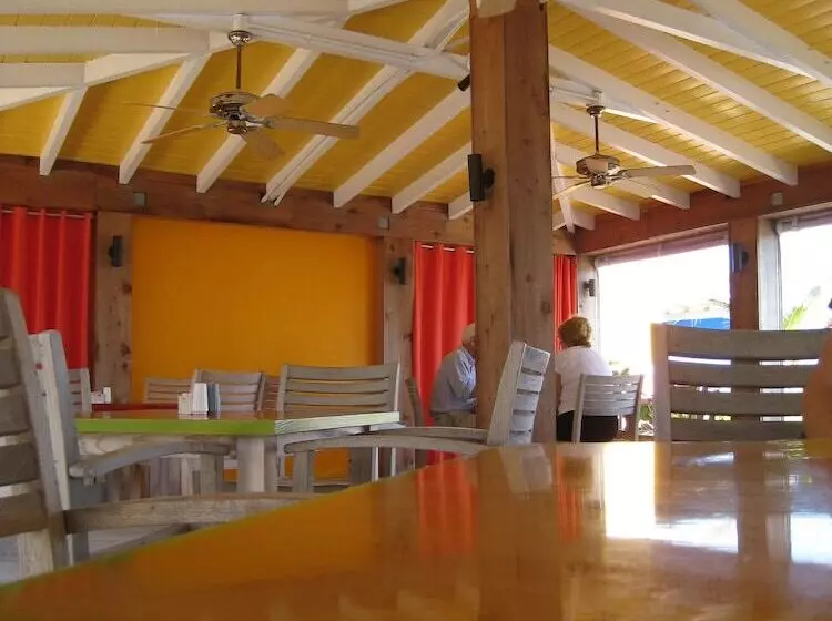 Colony Hotel & Cabaña Club