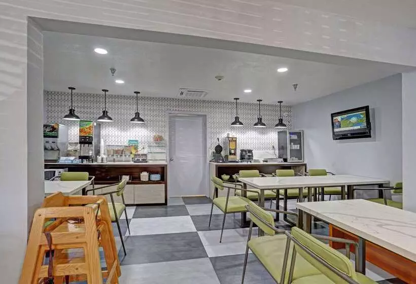 هتل Quality Inn Pierrefort Pierre