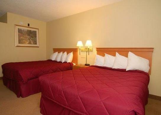 בית מלון כפרי Econo Lodge Inn & Suites  