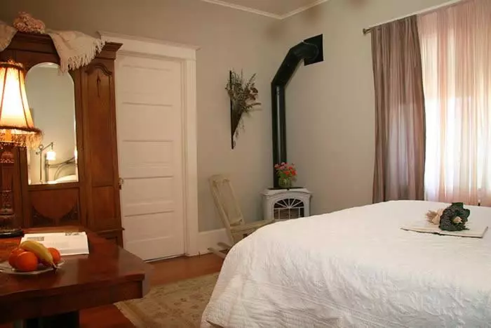 تختخواب و صبحانه Eureka Street Inn