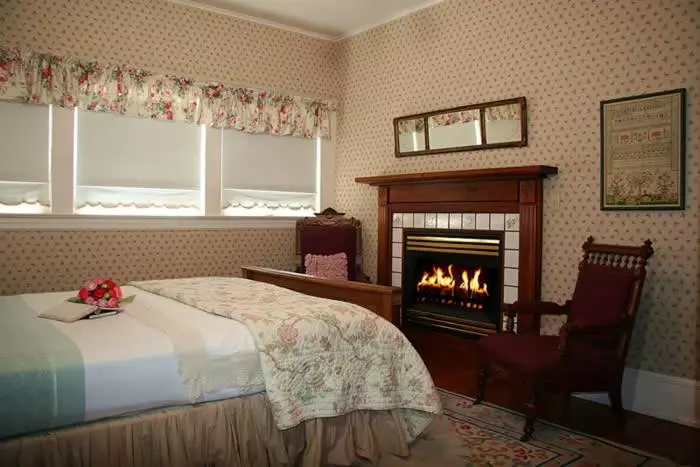 تختخواب و صبحانه Eureka Street Inn