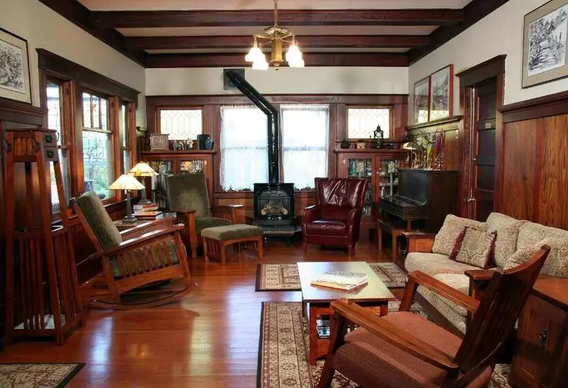 تختخواب و صبحانه Eureka Street Inn