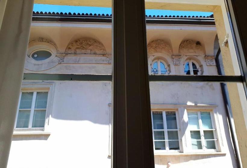 تختخواب و صبحانه Sir Thomas Bed And More