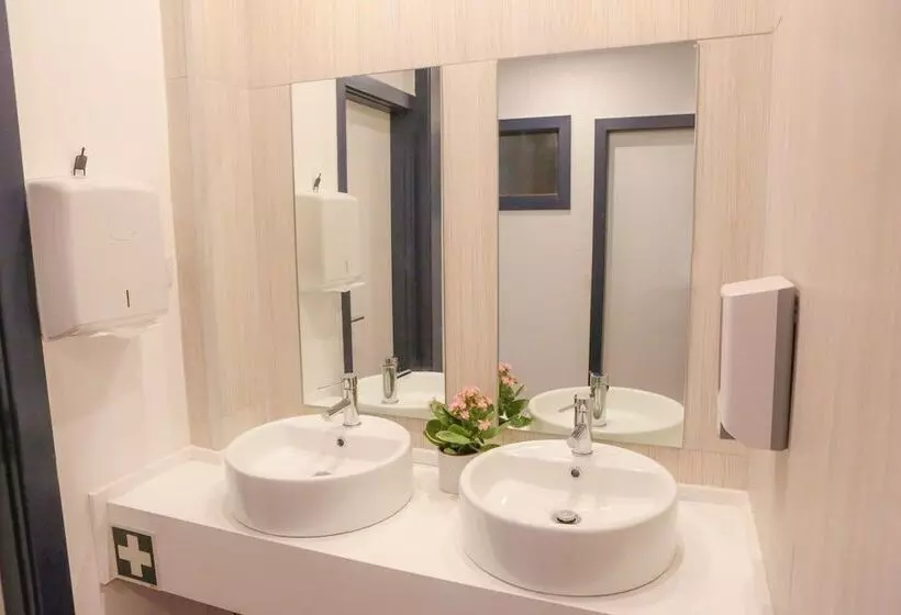 Caminha Hostel & Suites