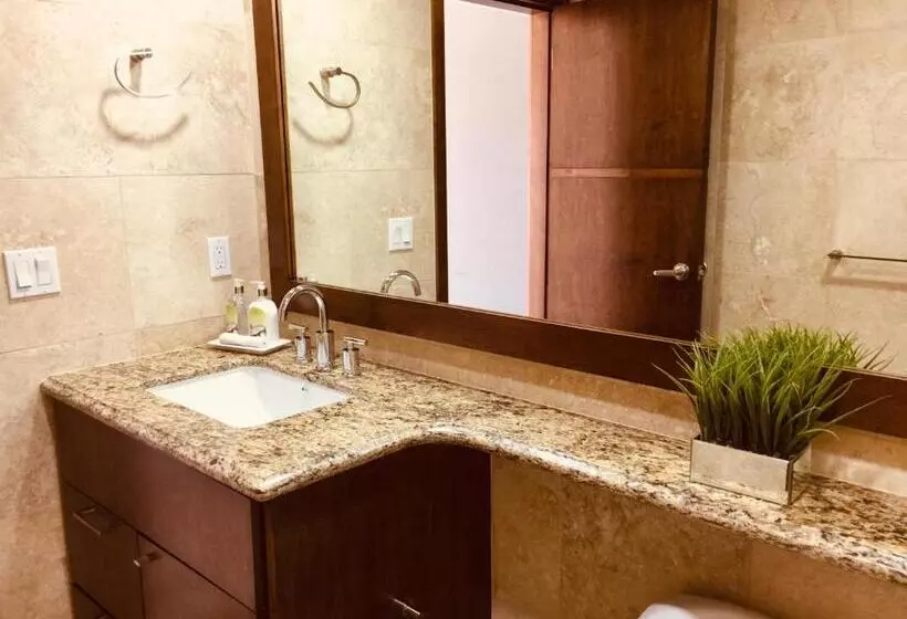 La Jolla Excellence, Exclusive Front Beach!