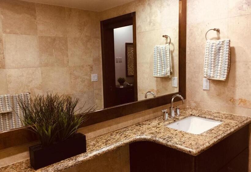 La Jolla Excellence, Exclusive Front Beach!