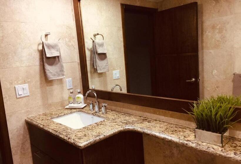 La Jolla Excellence, Exclusive Front Beach!