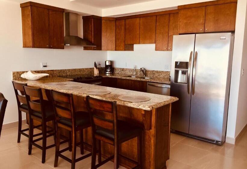 La Jolla Excellence, Exclusive Front Beach!