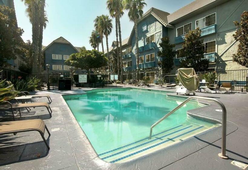 Azure Hotel&suites Ontario Trademark Collection By Wyndham