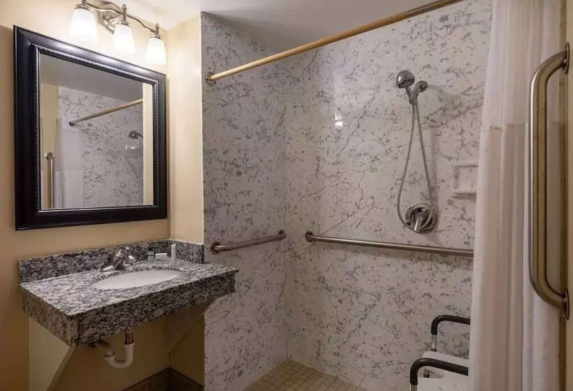 호텔 Americinn By Wyndham Cedar Rapids North