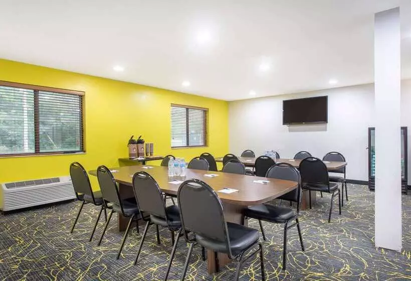 Отель Americinn And Suites By Wyndham Delafield Waukesha Milwaukee