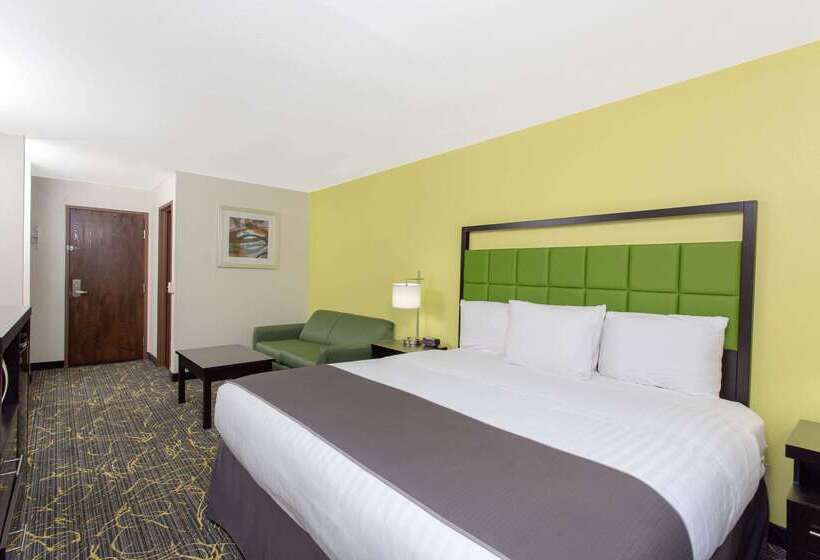 Отель Americinn And Suites By Wyndham Delafield Waukesha Milwaukee