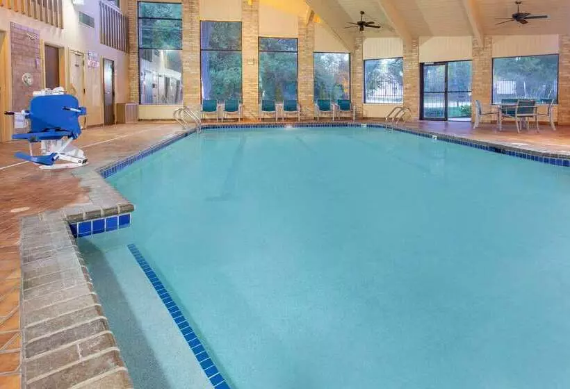 Отель Americinn And Suites By Wyndham Delafield Waukesha Milwaukee