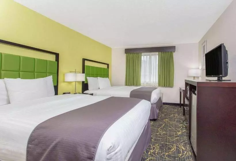 Отель Americinn And Suites By Wyndham Delafield Waukesha Milwaukee