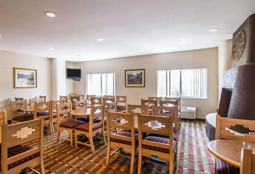 Отель Comfort Suites Peoria Sports Complex