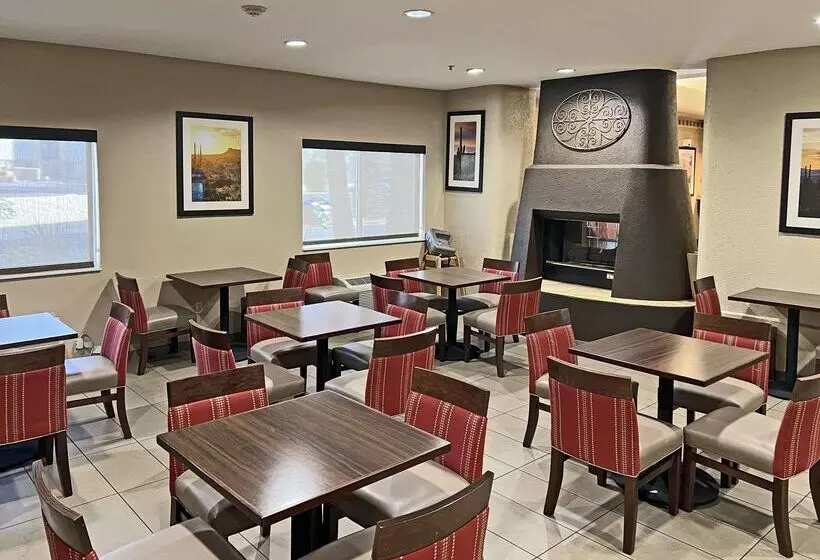 Отель Comfort Suites Peoria Sports Complex