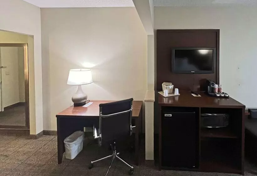 Отель Comfort Suites Peoria Sports Complex