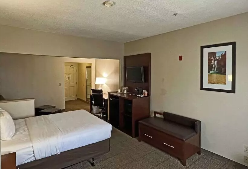 Отель Comfort Suites Peoria Sports Complex