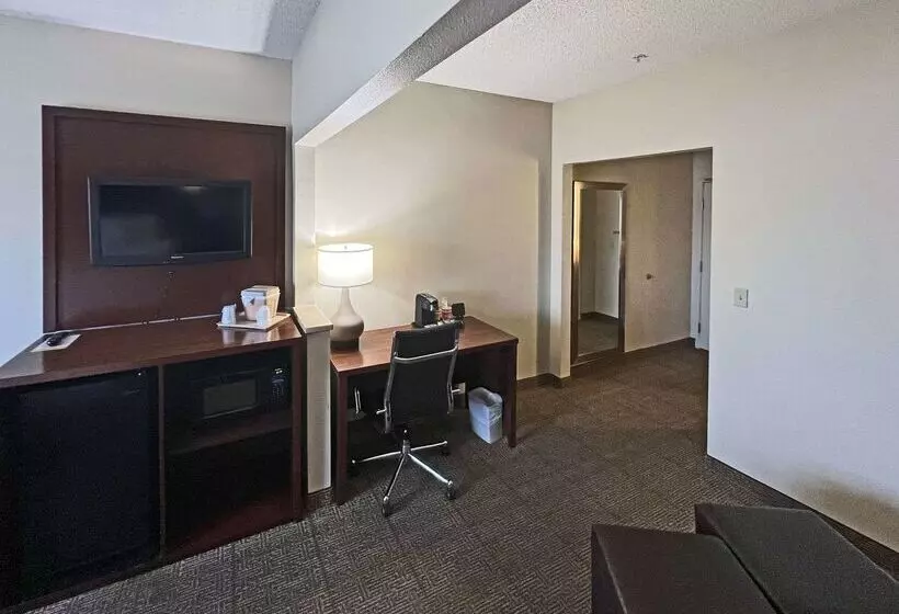 Отель Comfort Suites Peoria Sports Complex