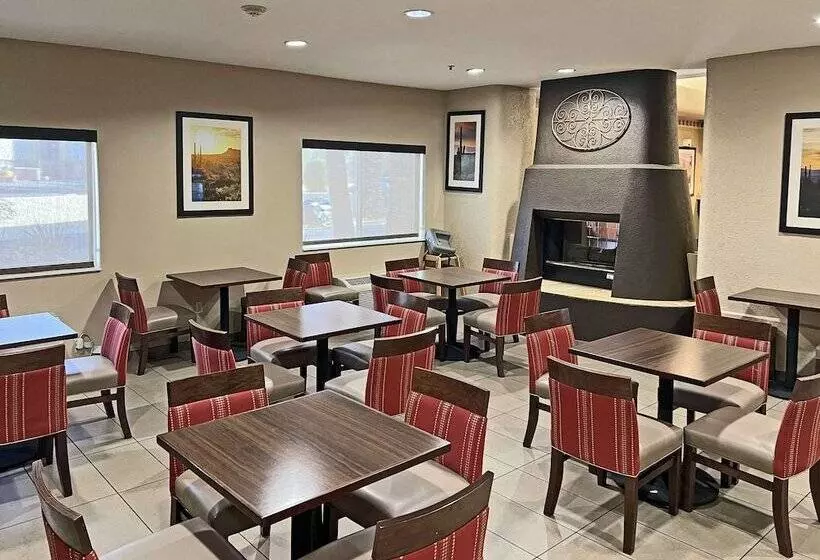 Отель Comfort Suites Peoria Sports Complex