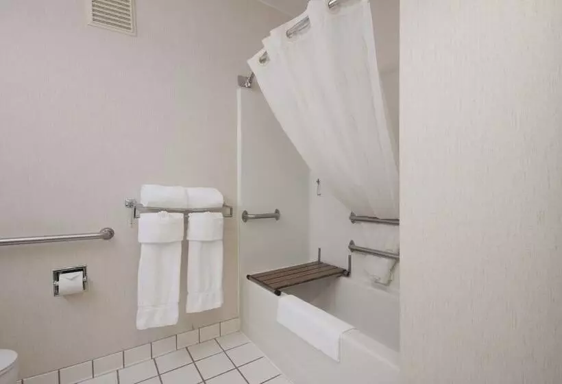 Отель Comfort Suites Peoria Sports Complex