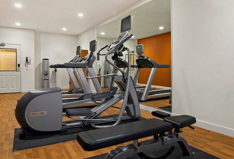 Отель Comfort Suites Saginaw