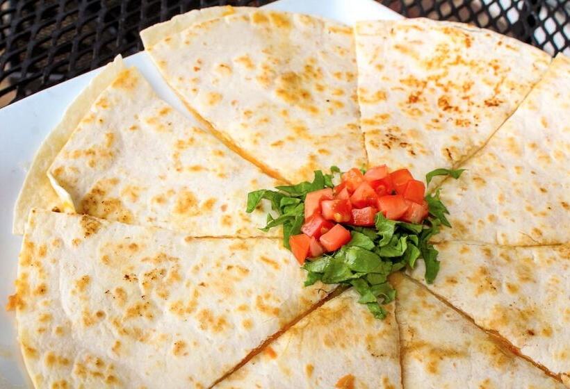 فندق Comstock Inn & Conference Center