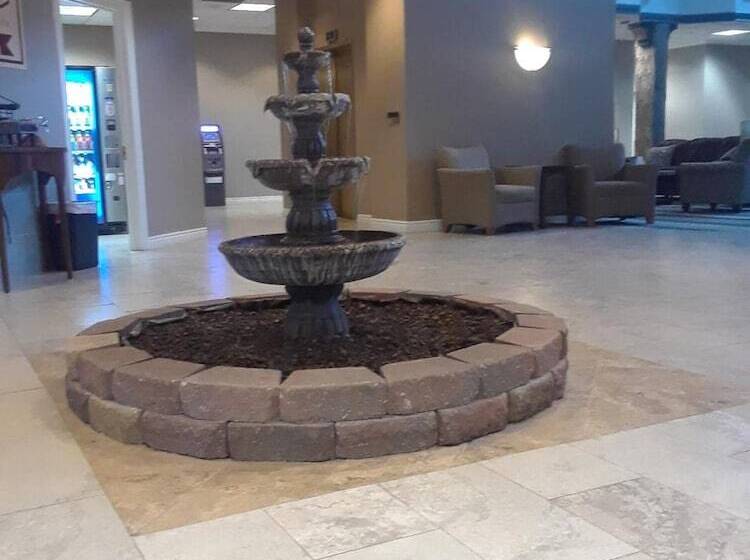 فندق Comstock Inn & Conference Center