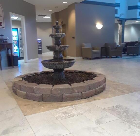 فندق Comstock Inn & Conference Center