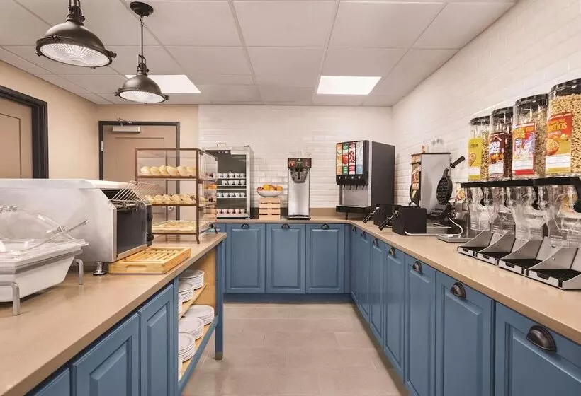 Отель Country Inn & Suites By Radisson, Savannah Midtown, Ga