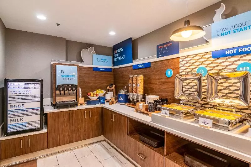 Отель Holiday Inn Express & Suites Camarillo, An Ihg