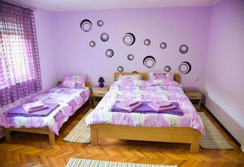 ペンション Prenoćište Pilot