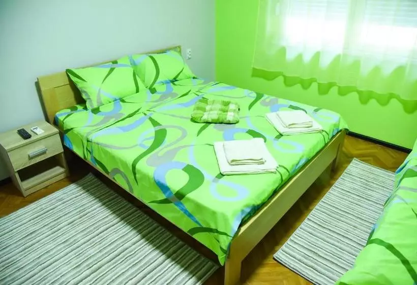 ペンション Prenoćište Pilot