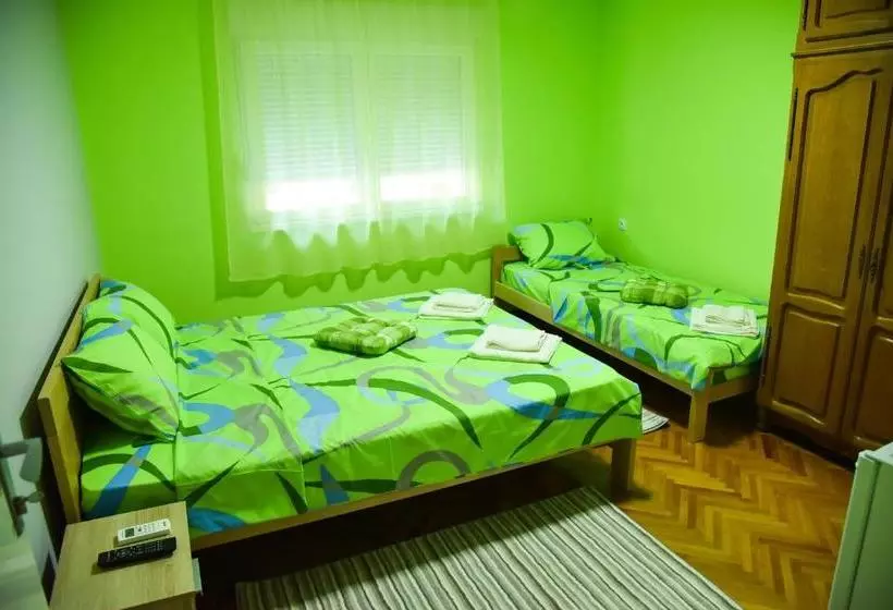 ペンション Prenoćište Pilot