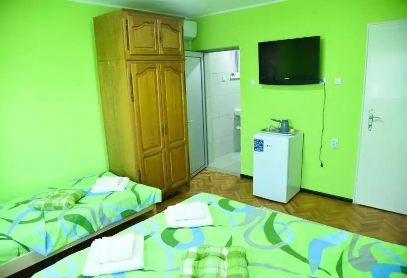 ペンション Prenoćište Pilot