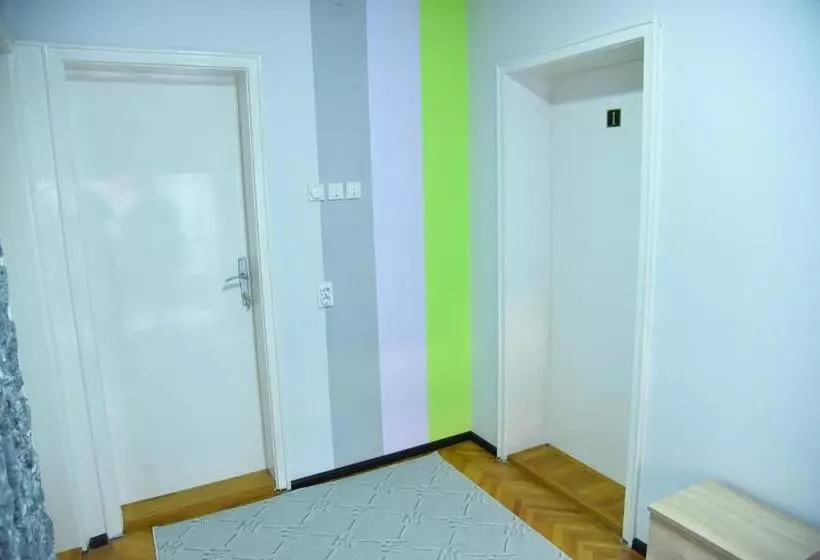 ペンション Prenoćište Pilot