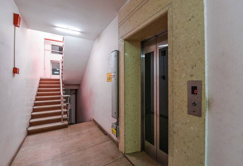 Pensjonat Oyo 18612 Sree Sai Surya Service Apartment