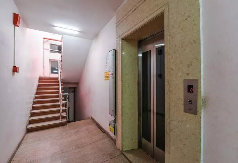ペンション Oyo 18612 Sree Sai Surya Service Apartment